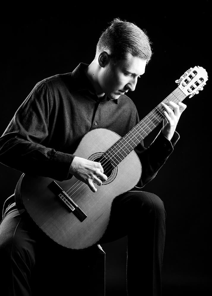 Peter Ermer mit Gitarre